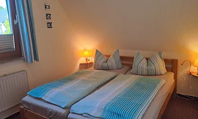 Schlafzimmer mit Doppelbett im Obergeschoss
