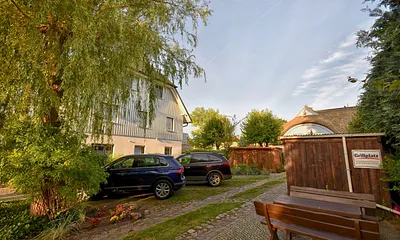 Parkplatz und Grillecke