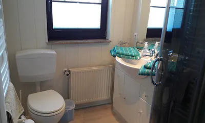 Bad mit Dusche und WC