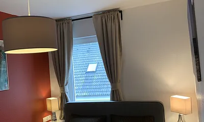 Schlafzimmer mit Boxspringbett