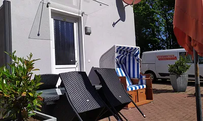 schöne Terrasse mit Strandkorb