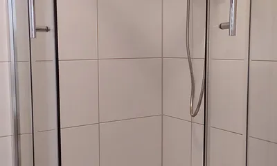 Bad mit WC, Dusche und Fön