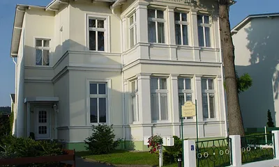 Haupthaus von der Bergstraße