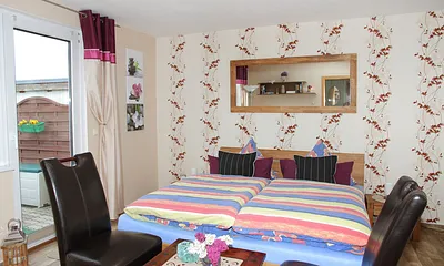 Wohn-Schlafraum mit Doppelbett