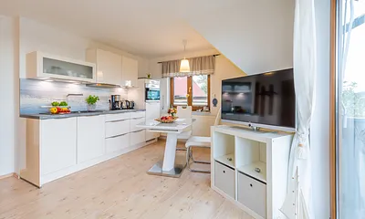 Küchenzeile mit Esstisch