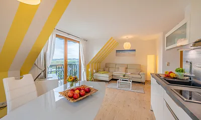 Blick vom Esstisch ins Wohnzimmer