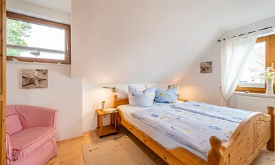 Schlafzimmer mit Doppelbett