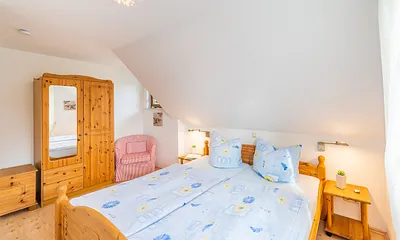 Schlafzimmer mit Doppelbett