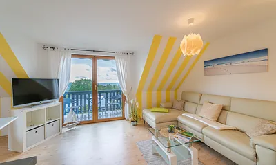 Wohnzimmer mit Balkon und Seeblick