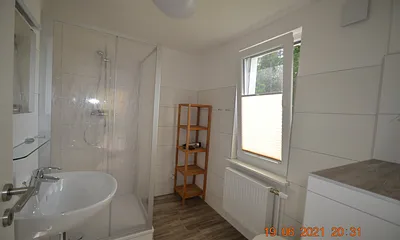 Bad mit Dusche , Handtuchständer, Föhn , neue Sanitäre Anlagen , Mückenschutz im Fenster