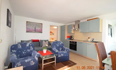 gr. WZ mit Eßecke und gemütlicher Couch und einer Küchenzeille mit allem was mann so braucht um auch im Urlaub ein leckeres Essen zu machen.