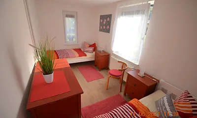 SZ oder Kinderzimmer mit 2 gr Betten , Verdunklungsvorhängen und auch hier Fliegengage im Fenster, sehr ruhig.