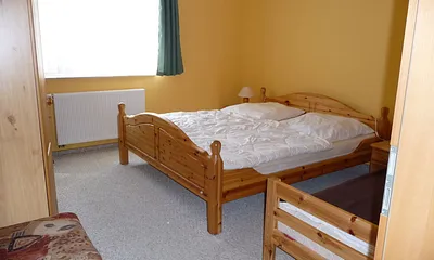 Schlafzimmer mit Doppelbett und Einzelbett
