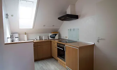 Einbauküche mit Spülmaschine und Backofen