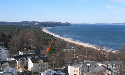 Das Apartmenthaus Granitz liegt ruhig in der Gartenanlage der historischen Bädervilla Granitz an der Ecke Strandstraße/Waldpromenade. Es besitzt eine Top-Lage oberhalb des Meeres. 