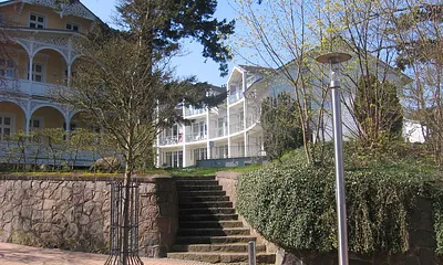 Direkt aus dem Garten erreichen Sie den Abgang zur Waldpromenade, zum Strand, zum Kurpark und zur Seebrücke. An der verkehrsberuhigten Strandstr. finden Sie Lokale und Geschäfte für den tägl. Bedarf.