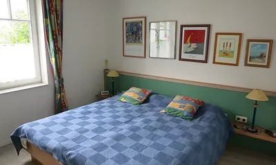 Das Doppelbett ist mit Federkernmatratzen ausgestattet. 