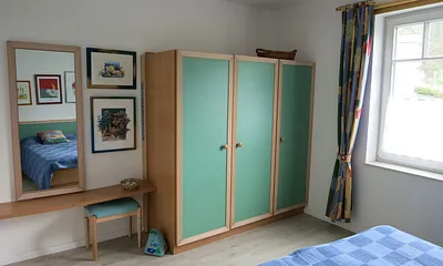 Der geräumige Schrank und das Regal bieten ausreichend Aufbewahrungsmöglichkeiten.