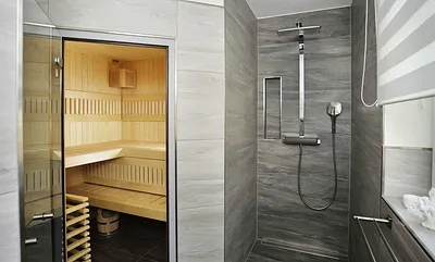 Bad mit Dusche und Sauna im EG