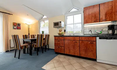 Küchenzeile mit Essbereich