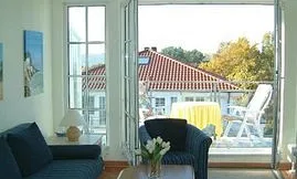 Wohnzimmer und Balkon mit Blickrichtung Schmachter See