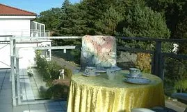 "Frühstücksbalkon" vorm Schlafzimmer mit Blick auf den Naturschutzwald Granitz