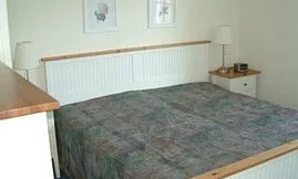 Schlafzimmer mit bequemem Doppelbett