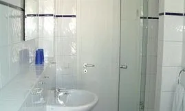 Helles, geräumiges Duschbad mit Zugang zum Balkon