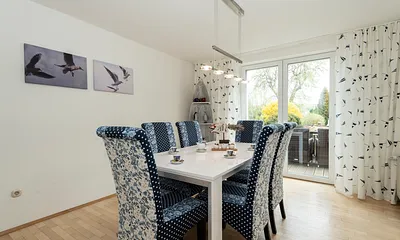 Esszimmer mit Zugang zur Terrasse