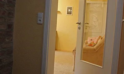 Flur mit Tür zum Wohnbereich