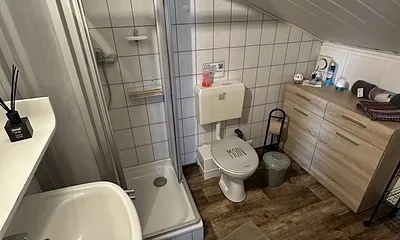 Gepflegtes, kleines  Bad mit Schräge