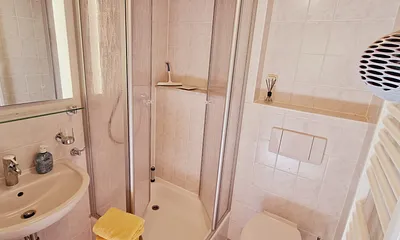 Badezimmer mit Dusche