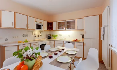 1. Küche mit Essbereich