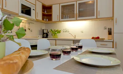 1. Küche mit Essbereich