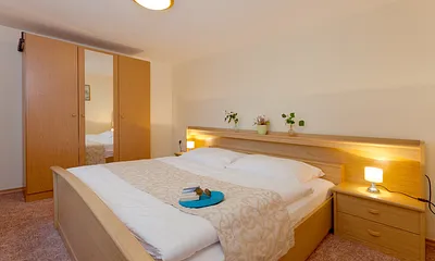 Schlafzimmer mit Doppelbett