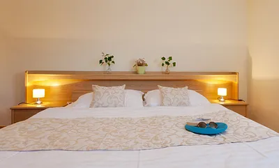 Schlafzimmer mit Doppelbett