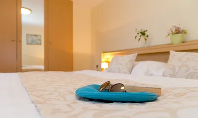 Schlafzimmer mit Doppelbett