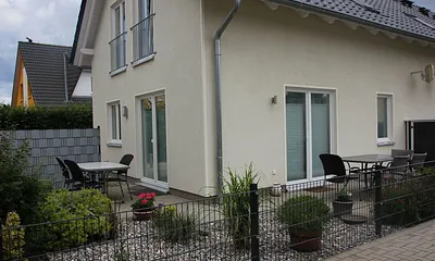 Blick auf Ferienhaus und auf die Terrassen