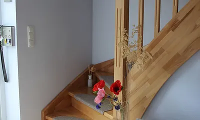 Hauseingangsflur mit Treppe ins OG