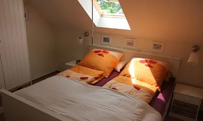 Schlafzimmer mit großem Doppelbett