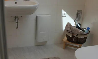 Badezimmer mit Waschbecken und Toilette