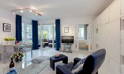 Wohn- und Essbereich mit angrenzendem Balkon