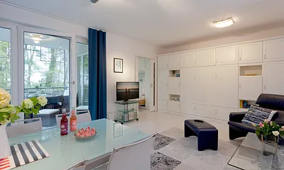 Wohn- und Essbereich mit angrenzendem Balkon