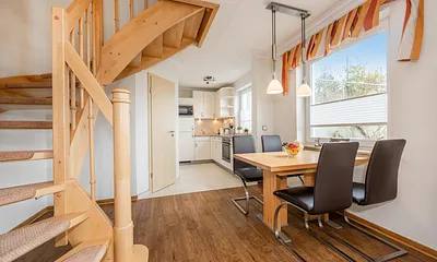 offene Küche mit Esstisch