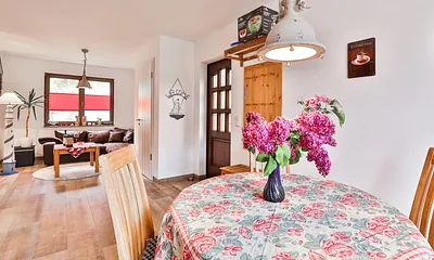 Stabiler Esstisch mit 4 Holzstühlen