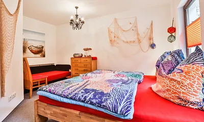 Geräumiges Schlafzimmer mit zusätzlicher Schalfcouch