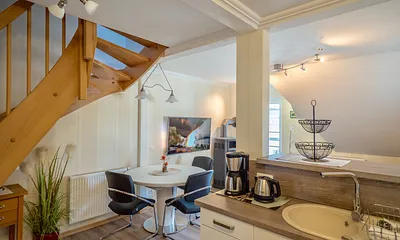 gemütliche Essecke im offenen Ess-und Wohnbereich