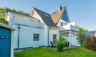 Außenansicht mit gemütlicher Terrasse und  Balkon