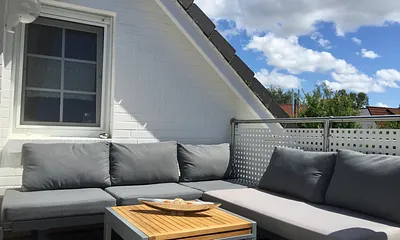 Großer 12 m² Südbalkon mit Loungemöbel und Sonnenschirm