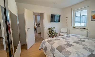 Schlafzimmer mit großem Schrank und Fernseher